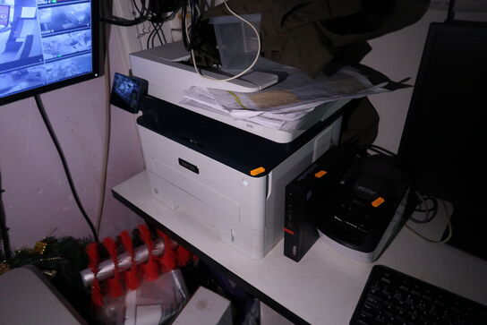 Computerskærm DELL, labelprinter, computer LENOVO, tastatur, mus m.m.