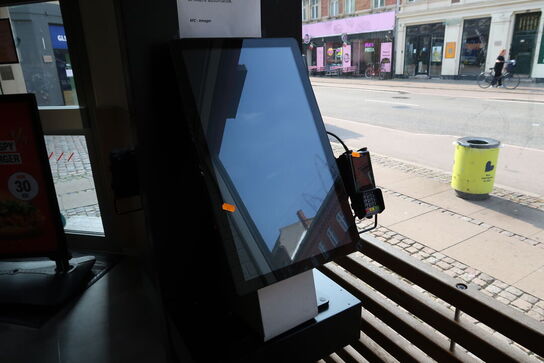 All-in-one touch computer ELO ESY22i5 med bonprinter (betalingsterminal medfølger ikke)