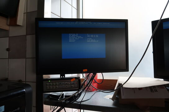 2 stk. computerskærme samsung med 2 stk. betjeningspaneler