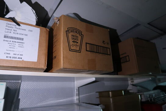 3 stk. hylder med div. Rengøringsmidler, engangshandsker m.m.