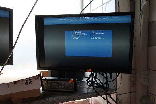 2 stk. computerskærme samsung med 2 stk. betjeningspaneler