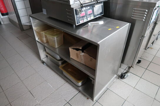 Rustfri stålbord med indhold (paninigrill medfølger ikke)