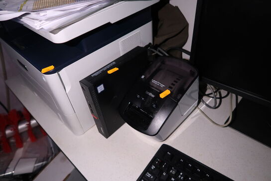 Computerskærm DELL, labelprinter, computer LENOVO, tastatur, mus m.m.