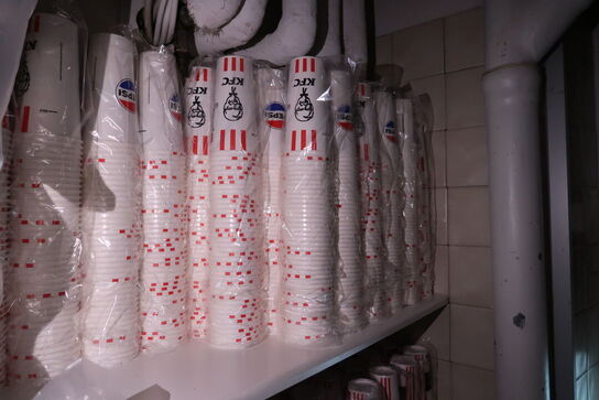 Div. Engangsservice, kildevand, juice m.m.