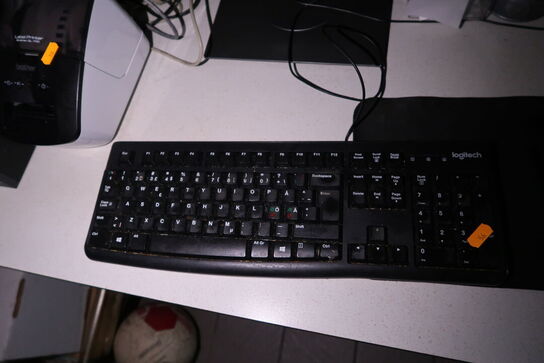 Computerskærm DELL, labelprinter, computer LENOVO, tastatur, mus m.m.