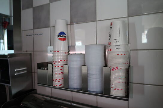 Rustfri stålbord med indhold (sodavandsdispenser medfølger ikke)