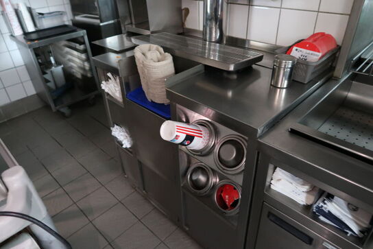 Rustfri stålbord med indhold (sodavandsdispenser medfølger ikke)