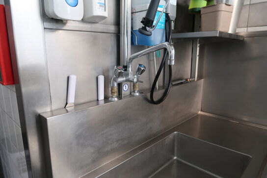 Rustfri stålvask med armatur
