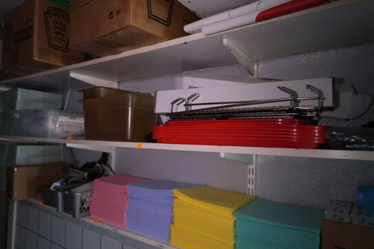 3 stk. hylder med div. Rengøringsmidler, engangshandsker m.m.