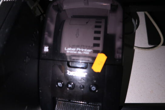 Computerskærm DELL, labelprinter, computer LENOVO, tastatur, mus m.m.