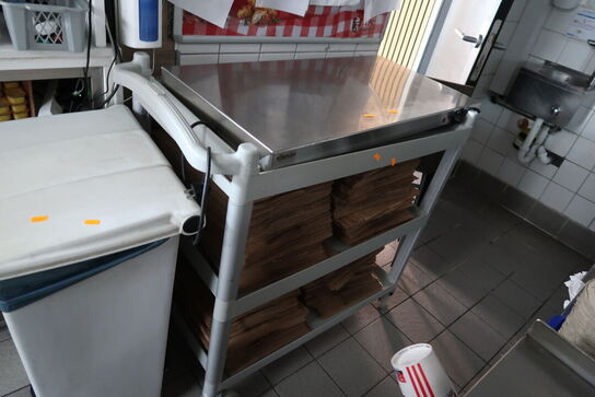 Opbevaringsvogn med div. Engangsservice