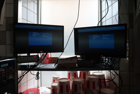 2 stk. computerskærme samsung med 2 stk. betjeningspaneler