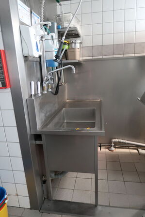 Rustfri stålvask med armatur