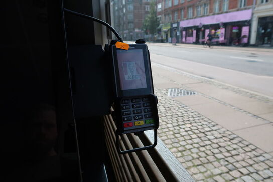 All-in-one touch computer ELO ESY22i5 med bonprinter (betalingsterminal medfølger ikke)