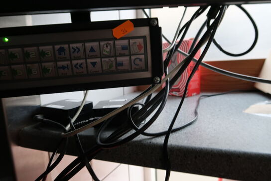 2 stk. computerskærme samsung med 2 stk. betjeningspaneler