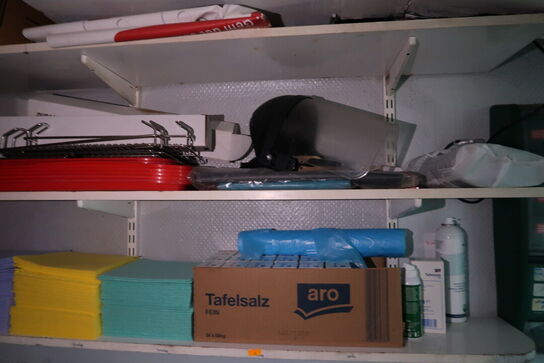 3 stk. hylder med div. Rengøringsmidler, engangshandsker m.m.