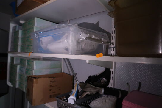 3 stk. hylder med div. Rengøringsmidler, engangshandsker m.m.