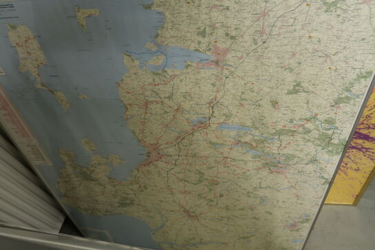 Diverse plakater, malerier og billedkunst