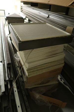 Diverse byggematerialer og inventar