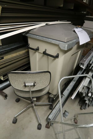 Diverse byggematerialer og inventar