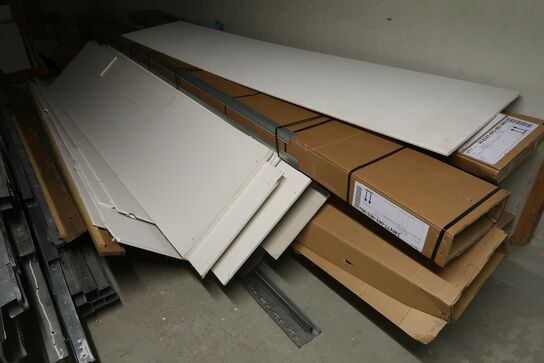 Diverse byggematerialer og inventar