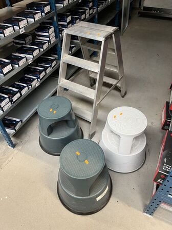 3 stk. elefantfødder samt ZARGES firetrins alustige