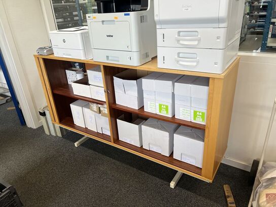 3 stk. elhæve/sænkeborde, reoler, kontorstole, skærme (se billeder)