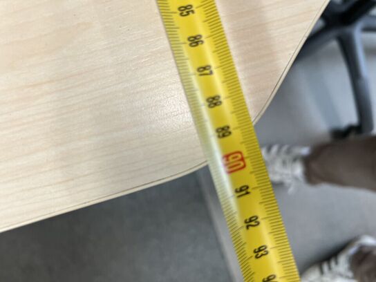 3 stk. elhæve/sænkeborde, reoler, kontorstole, skærme (se billeder)