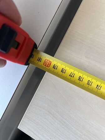 3 stk. elhæve/sænkeborde, reoler, kontorstole, skærme (se billeder)