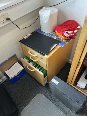 3 stk. elhæve/sænkeborde, reoler, kontorstole, skærme (se billeder)