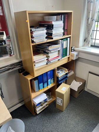 3 stk. elhæve/sænkeborde, reoler, kontorstole, skærme (se billeder)