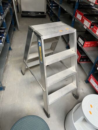 3 stk. elefantfødder samt ZARGES firetrins alustige