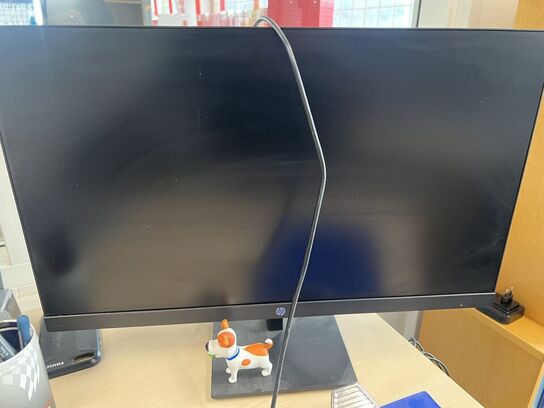 3 stk. elhæve/sænkeborde, reoler, kontorstole, skærme (se billeder)