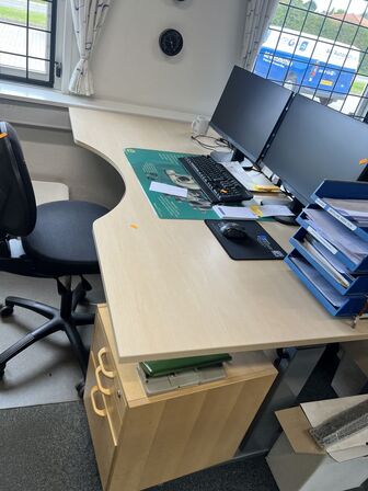 3 stk. elhæve/sænkeborde, reoler, kontorstole, skærme (se billeder)