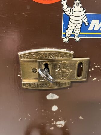 Værdiskab M.H. JÆGER samt bord