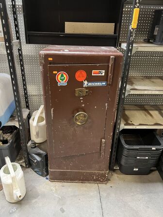 Værdiskab M.H. JÆGER samt bord