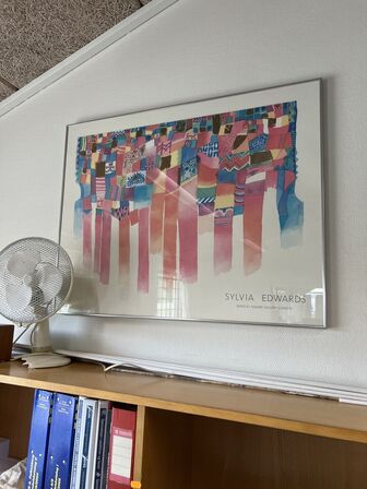 3 stk. elhæve/sænkeborde, reoler, kontorstole, skærme (se billeder)