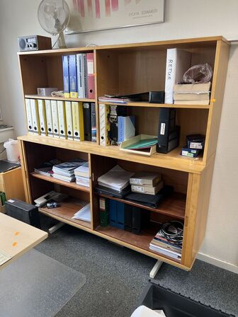 3 stk. elhæve/sænkeborde, reoler, kontorstole, skærme (se billeder)