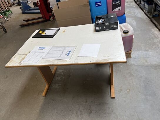 Værdiskab M.H. JÆGER samt bord