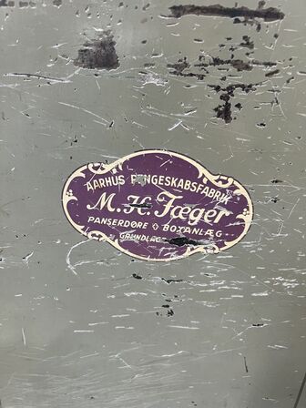 Værdiskab M.H. JÆGER samt bord