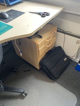 3 stk. elhæve/sænkeborde, reoler, kontorstole, skærme (se billeder)