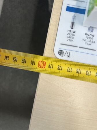 3 stk. elhæve/sænkeborde, reoler, kontorstole, skærme (se billeder)