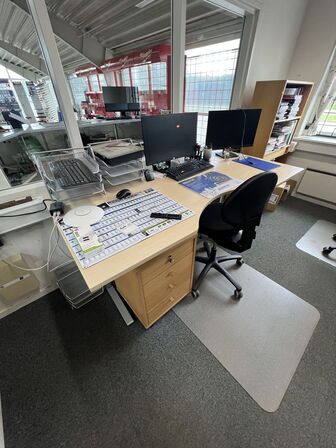 3 stk. elhæve/sænkeborde, reoler, kontorstole, skærme (se billeder)