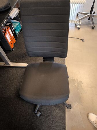 El/hæve-sænkebord med kontorstol og blæser