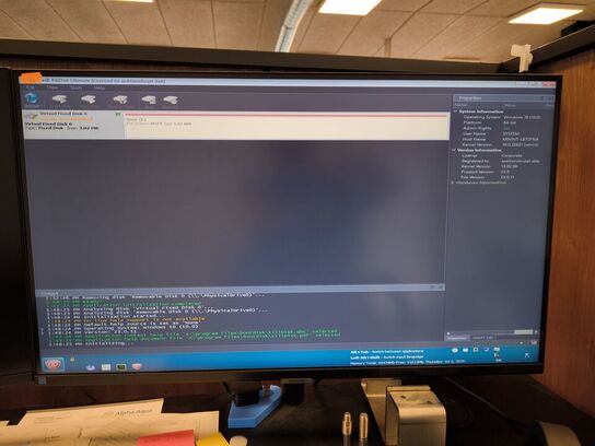 PC HP Z2 med 2 stk. computerskærme HP 24" samt webcam