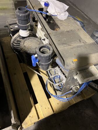 Paller med dele til pumper