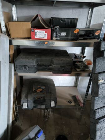 Reol med indhold til TJEP