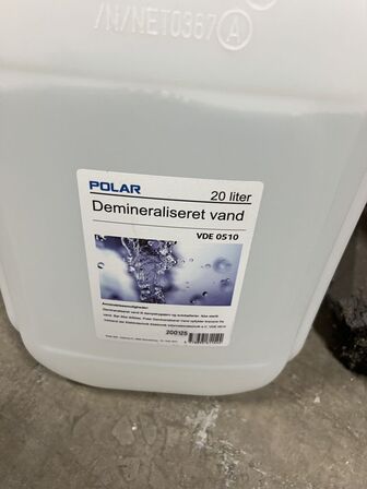 Dunk med demineraliseret vand