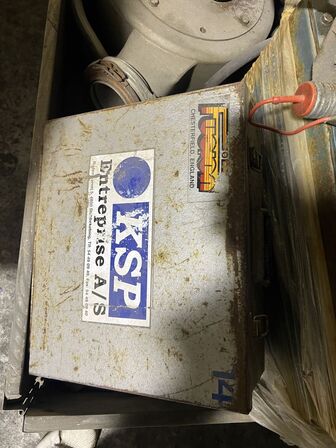 Paller med dele til pumper