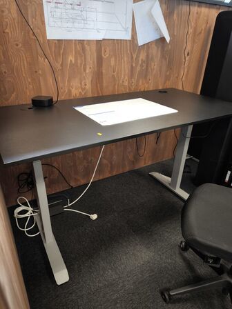 El/hæve-sænkebord med kontorstol og skab